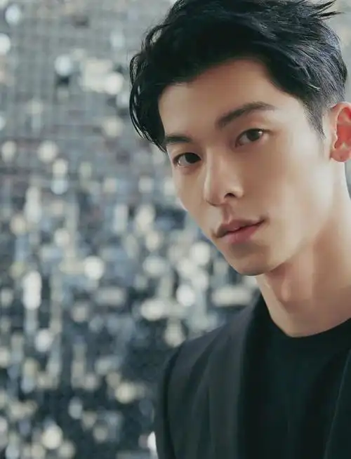 许光汉星光大赏造型惊艳,不愧是男神