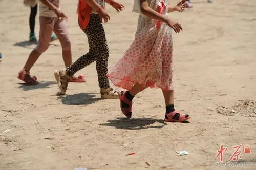 对体育课没有概念,也没有那么多鞋子换,上体育课时大多孩子都穿着凉鞋