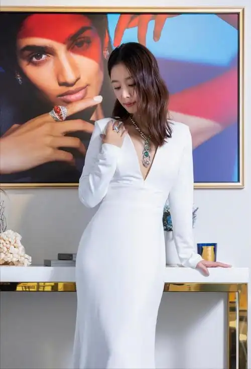 林心如穿深v大方晒近照,面容憔悴气色差,脸部发福瞅着略显老态