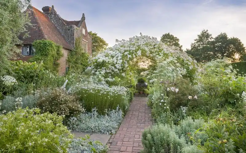 英国花园丨西辛赫斯特城堡花园的六月,美到没有朋友