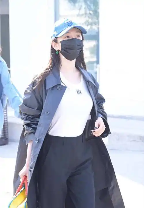 杨幂抵达戛纳,穿白色紧身t恤上围傲人,抬头挺胸呼之欲出太吸睛