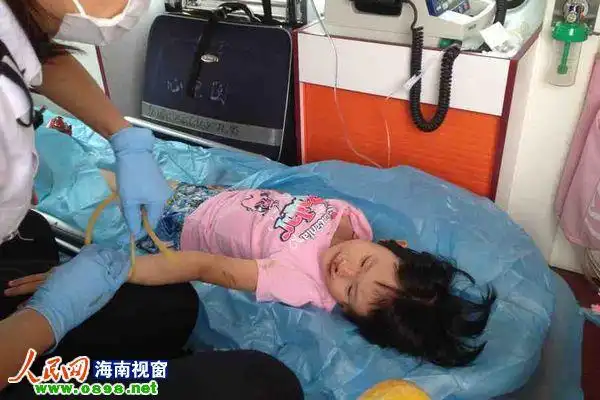 小女孩在急救车内治疗