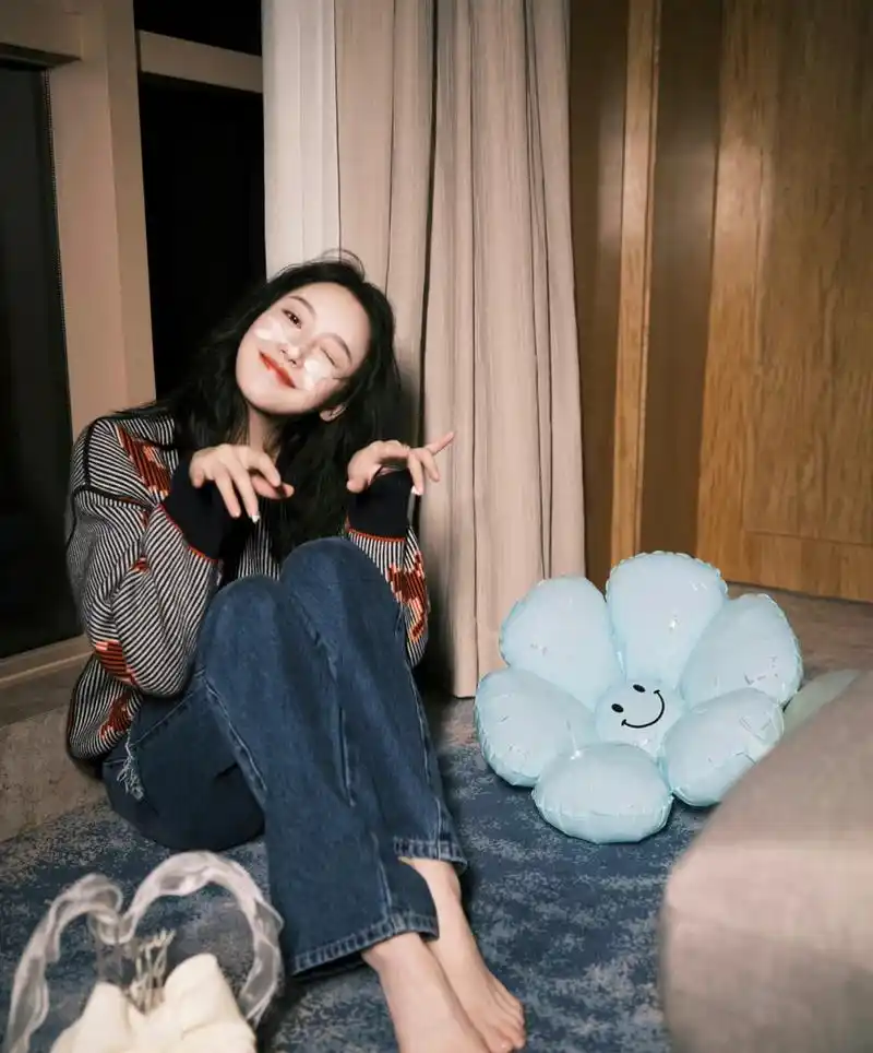 姜贞羽,人很漂亮,但是脚真不咋地,脚趾太短了!