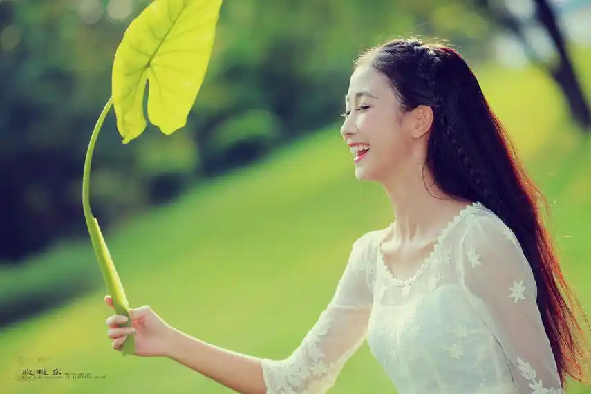 阳光下的美丽女孩