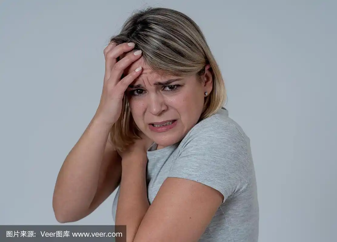 带着恐惧的眼神看着她.人与人的表达和情感的概念.喜怒无常的光.