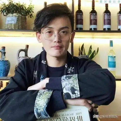 帮助李先生拿下yy年度综合组冠军,力推华炬公会走上年度最佳公会,与yy