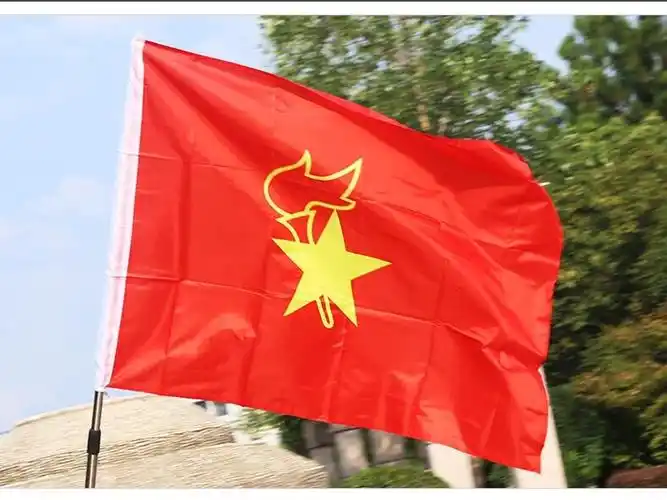 这是我们少先队员的队旗.