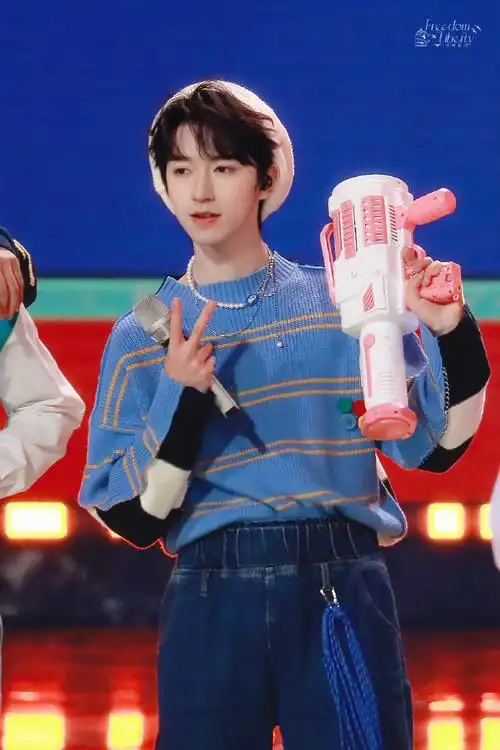 贺峻霖2023,绿野寻光向山海##贺峻霖湖南卫视小年夜贝雷帽造型