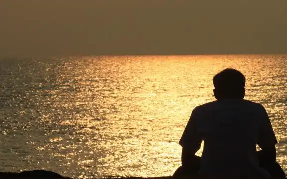 来到了海边,任海浪肆虐着我的身躯,海风吹打着我的脸庞,一个人,眺望