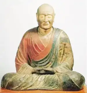 木胎干漆制鉴真大和尚像,结跏趺坐,双目紧闭,下颚紧绷,衫袍线条流畅