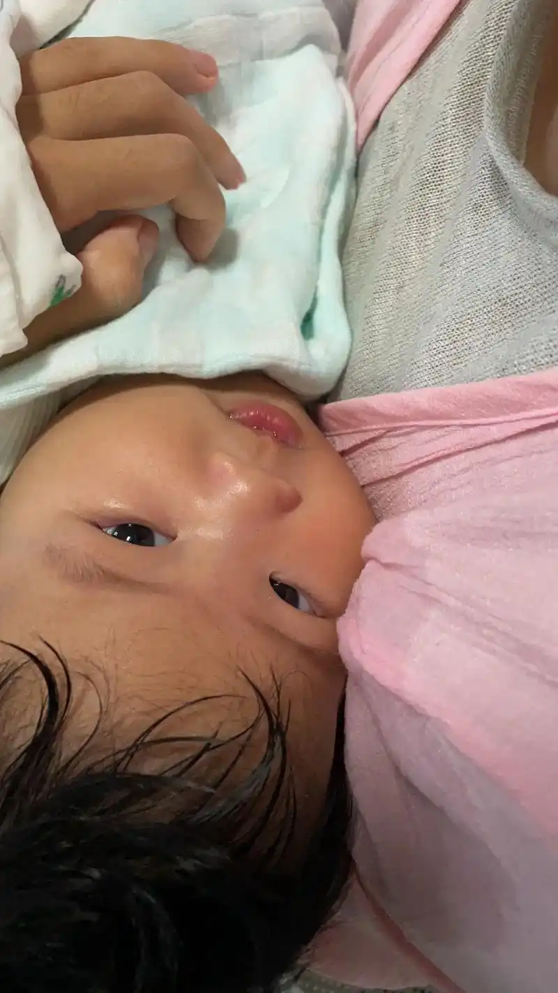 宝宝第一次发烧.可怜的宝宝,半夜突然发烧到39.4,把妈妈吓 - 抖音