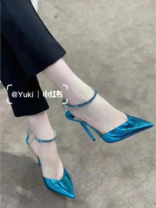 saeda高跟鞋的液态金属感皮革,于艳阳下流动细腻光泽,装点无边夏日