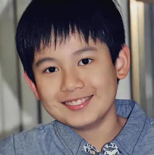 这对比真的很好笑,同样的年纪有着不一样的感觉,胡先煦看着却像是8岁