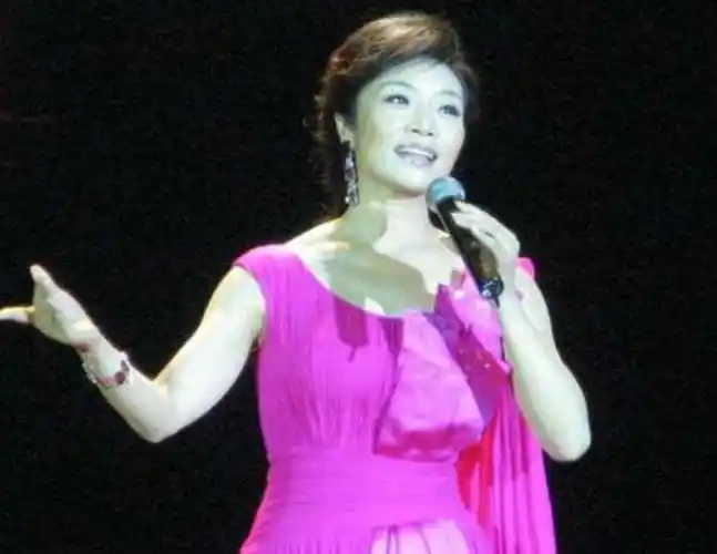 回顾李丹阳风光背后有心酸家人接连去世57岁的她现状怎样