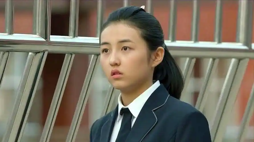 张子枫凭借《唐人街探案》出圈以后,紧接着搭档黄磊和海清主演的《小