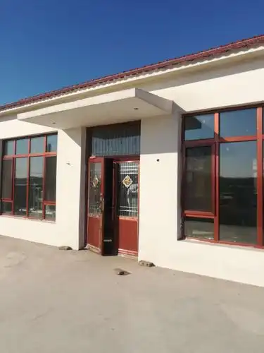 白墙红瓦落地窗,农家小院真漂亮.