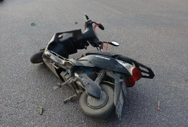 覆车之戒一电动车横穿马路结果被撞了