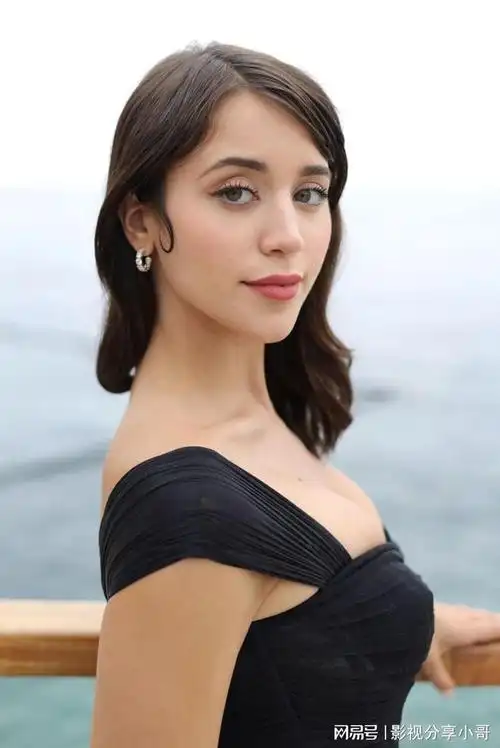 美国女星caylee cowan,低胸连衣裙气质迷人,曲线曼妙,青春美丽|凯丽