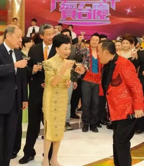 回顾香港隐形女富豪96岁离世一生喜欢旗袍她才是真正的名媛