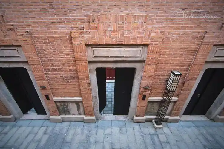 一位老同学,他倾心打造的时尚品牌在上海建业里开设了第一家旗舰店,而