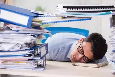 忙碌的亚洲中国妇女工作繁忙在现代办公室电脑办公桌由威尼斯百叶窗