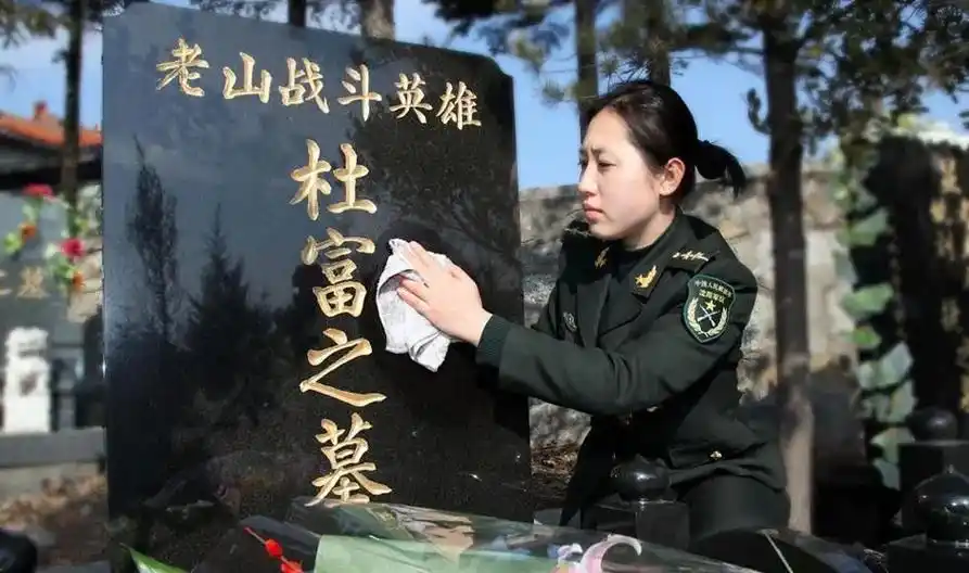 2015年老山前线战斗英雄杜富之女杜晓丹在父亲墓碑前手握二等 - 抖音