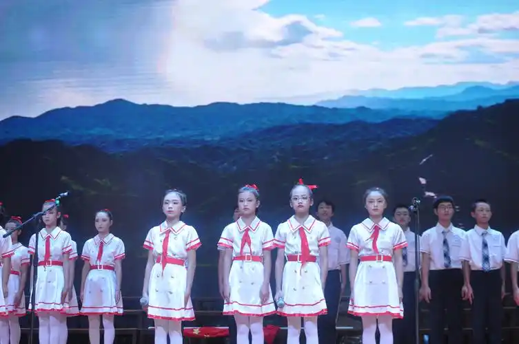 孩子们正在朗诵《中华少年》