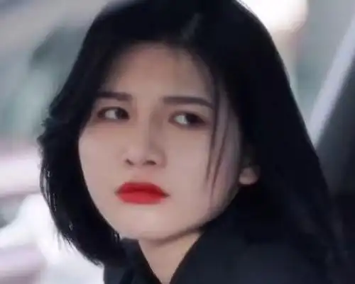万小七拍网剧被质疑颜值,为自证晒出素颜照,一点不比明星差