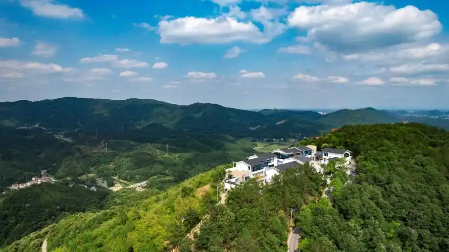 湖北南漳纯净仙境天池山伸手可触云中端