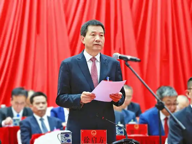 儋州市人民政府市长邹广向大会作政府工作报告.