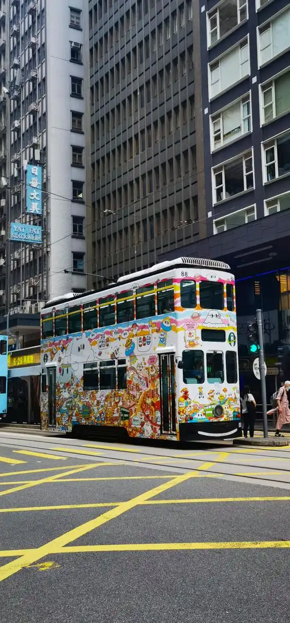 香港的电车外型相当复古,是狭长型的两层车厢,且每列电车车厢都非常