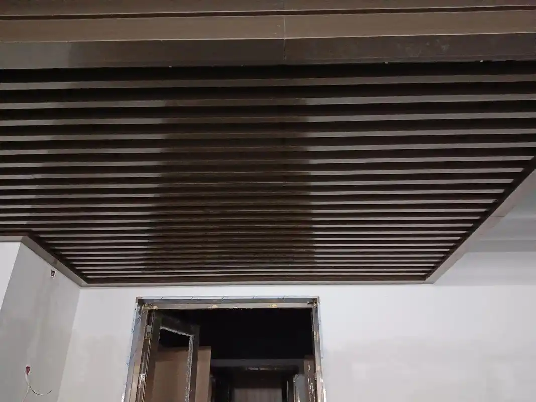 方通吊顶.地下室单元门口方通#铝板方通吊顶