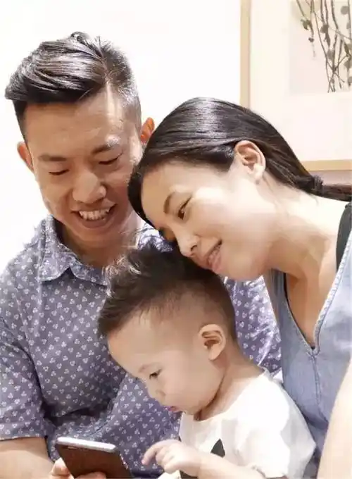 爸爸: 金鑫 室内设计师   妈妈: 佳佳 杂志编辑   儿子: 兜兜 全能