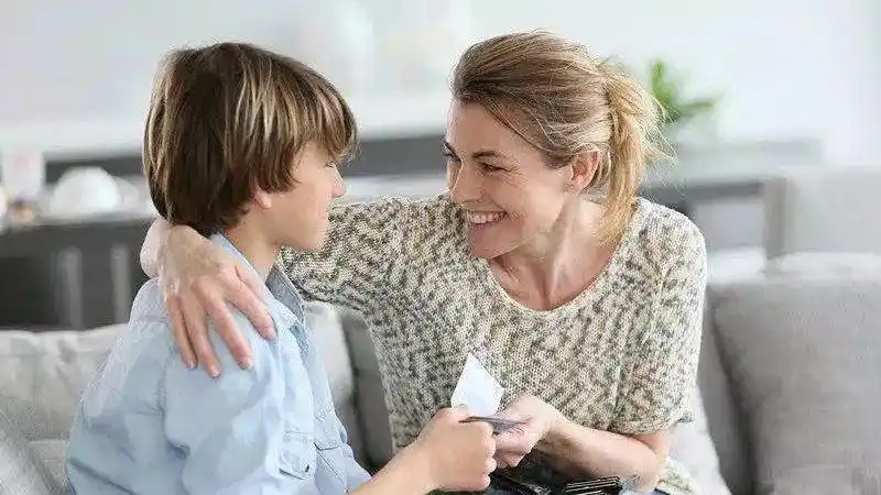 "你表现好,妈妈就奖励你一个大玩具!"你的奖励制度正在毁掉孩子