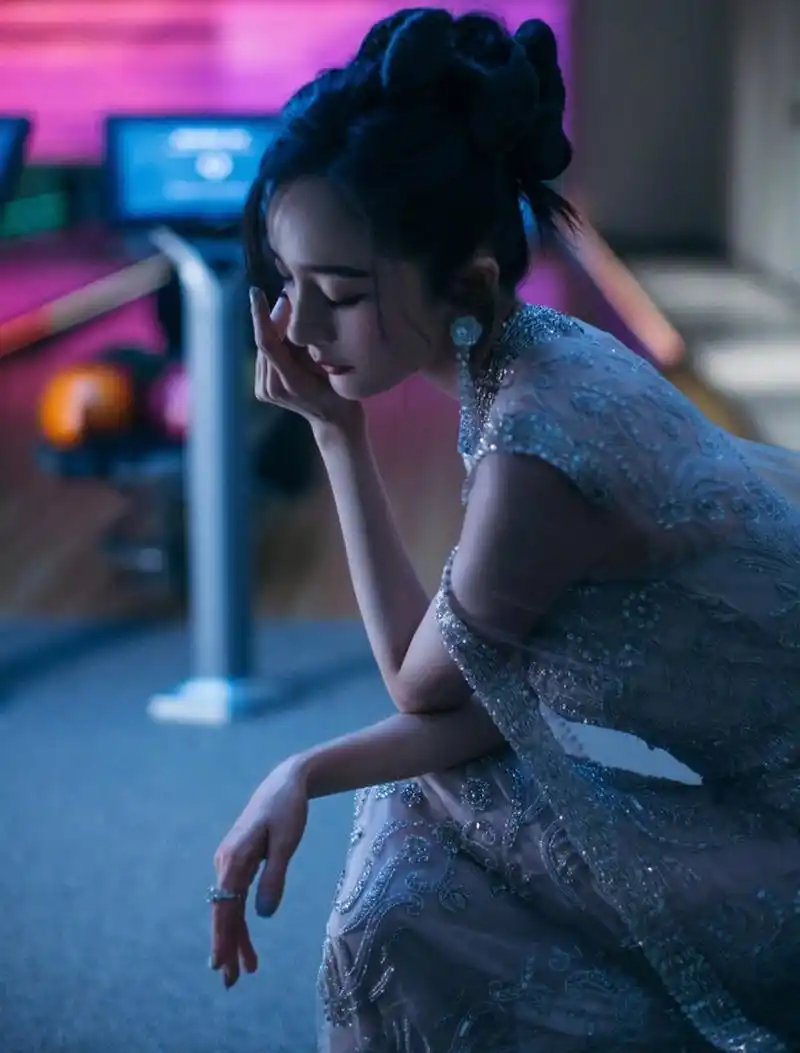 性感妩媚,娇艳撩人的#杨幂# 丰满傲人的事业线,凹凸有致,性感妖娆的