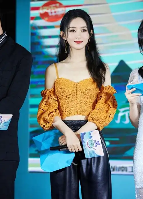 赵丽颖现身穿粉色条纹长袖t恤搭红色裙少女气息扑面而来