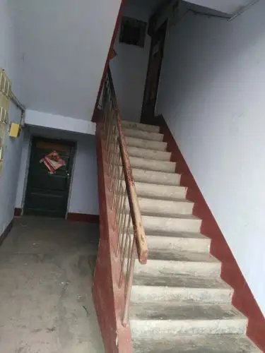 站前小区3号楼楼道扶手刷漆前