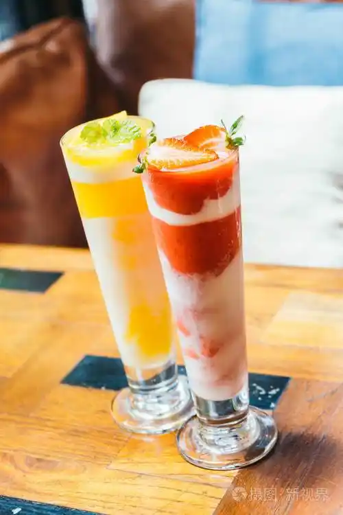 冰喝草莓果汁杯