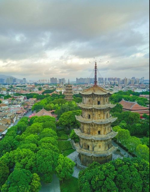 清晨的泉州开元寺东西塔.