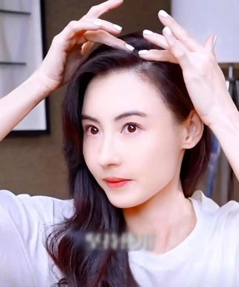 张柏芝到中年后脸型变宽,腮部也有些发福,但整体颜值依然不错.