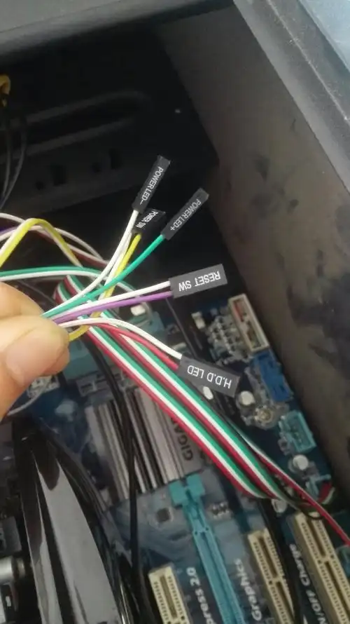 电脑主机的线被我拔下来不知道插那个位置了,求各位帮忙一下,谢谢
