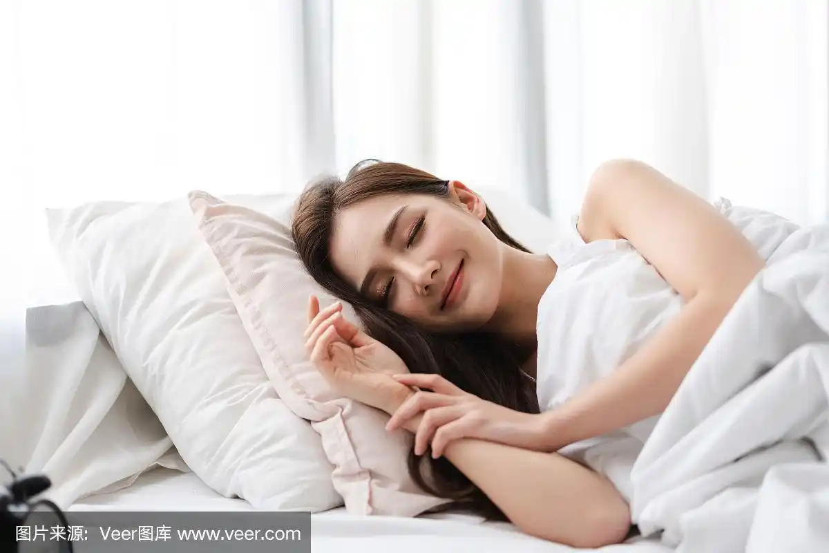 肖像睡觉的年轻亚洲女人享受和放松躺在床上闭上眼睛在卧室在家里.