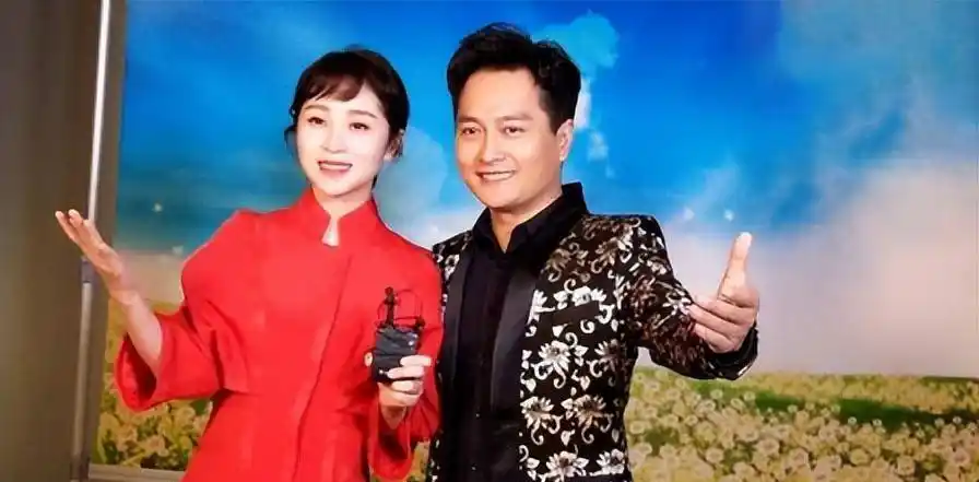 云飞:成名后和妻子离婚,二婚娶小10岁北大才女,今婚姻状况如何_高月