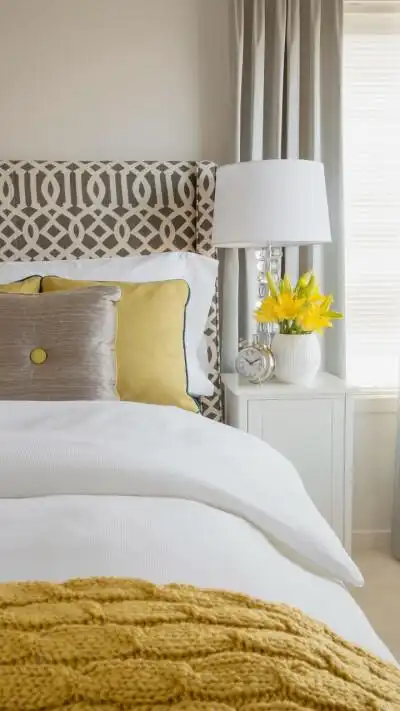 床头灯的暖色投映出温馨的氛围,触感柔软的纯棉床单让人更容易陷入