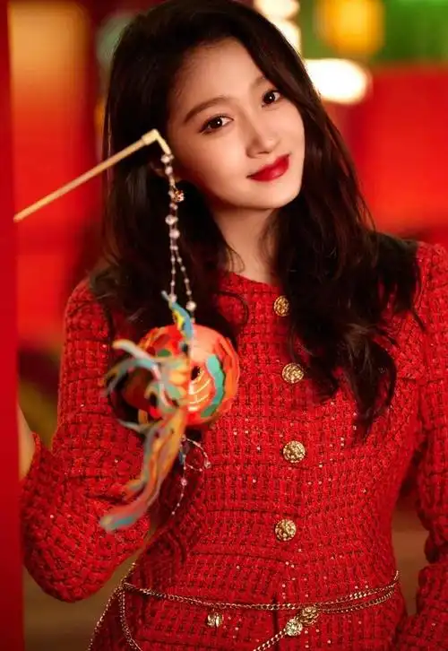 关晓彤一抹红色张扬又美艳,红唇点睛年味满满