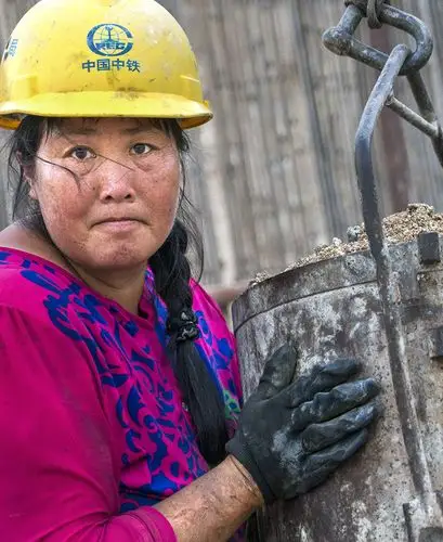 《桥墩工人》(组照8幅)之6,桥墩女工是真正的半边天,她们跟男人干一样