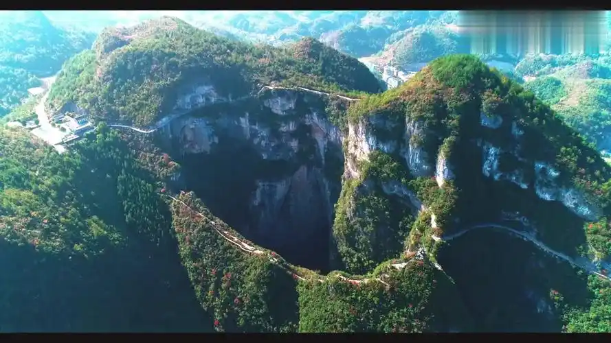 重庆拍到一巨型"龙缸",深不见底,犹如远古遗迹!