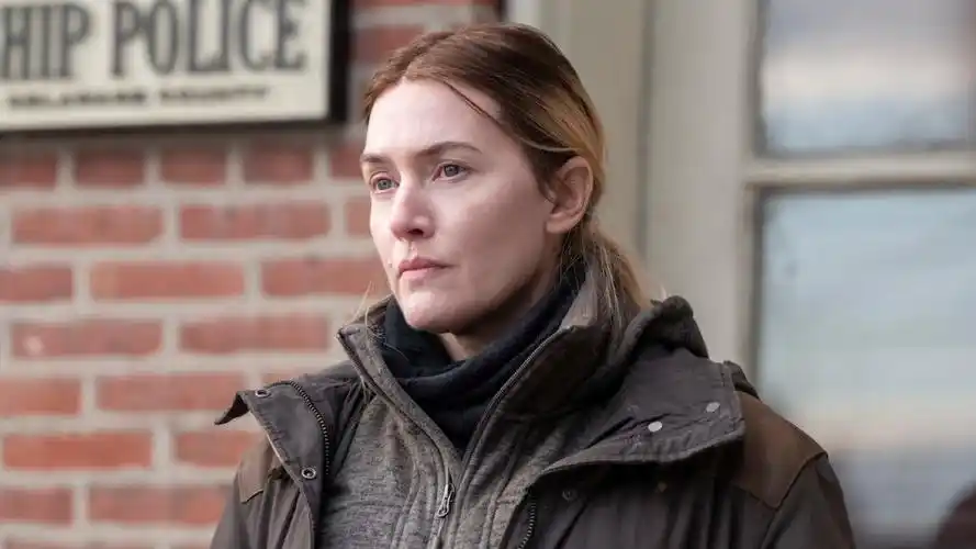 katewinsletplaysacopinmareofeasttownchucklorretackles