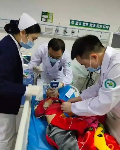 援医路上4分钟紧急气管插管宁波医生在贵州成功抢救高空坠落幼儿