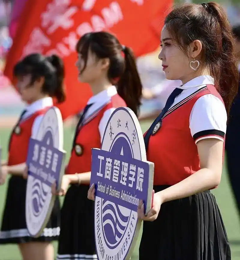运动会排阵,身材高挑举牌女生"高颜值"火了,不正经,没学生样_高中生